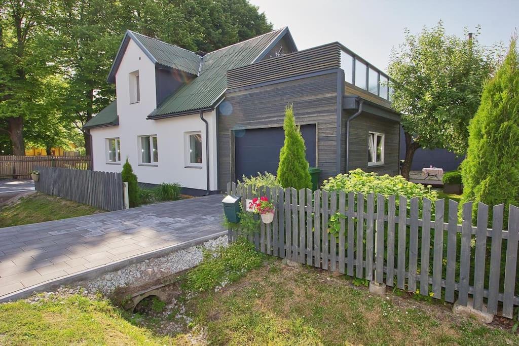 Apartment With Private Garden And Large Balcony Pärnu Eksteriør bilde